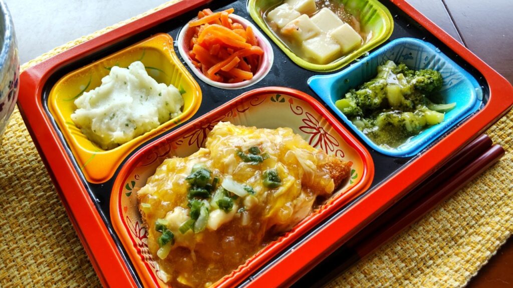 やわらかい食事「チキンカツの卵とじ弁当」の画像