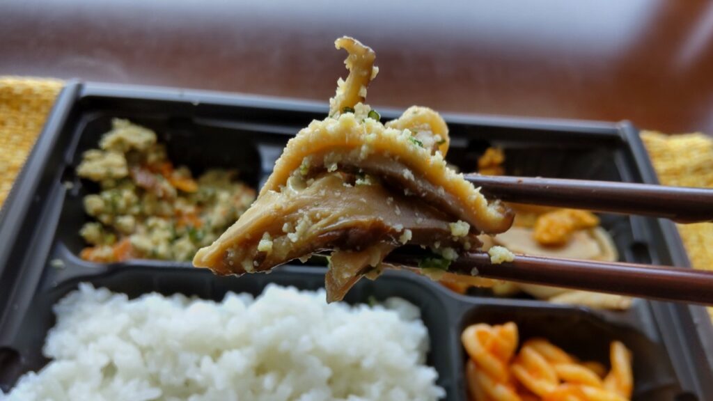 豆腐そぼろの炒り煮をお箸でつかんだ画像