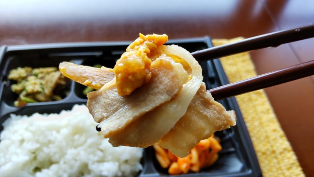 豚肉の柳川風をお箸でつかんだ画像