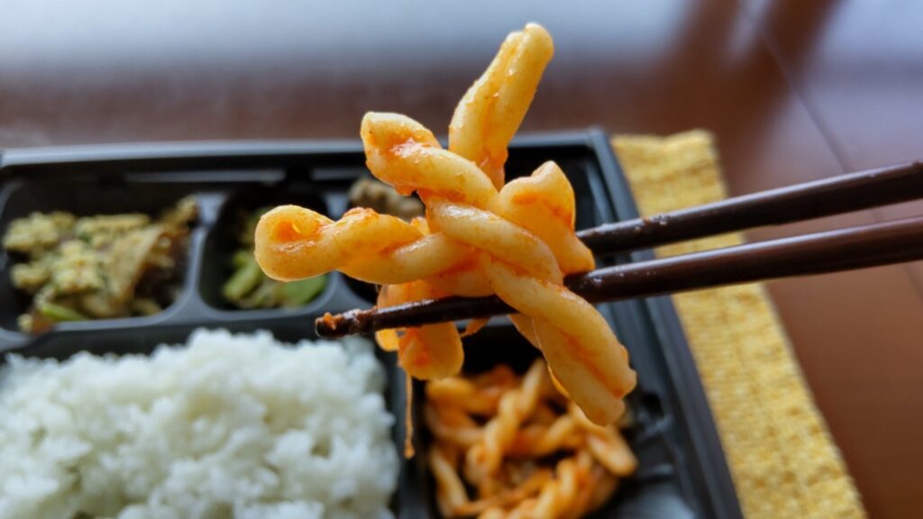 トマトパスタをお箸でつかんだ画像
