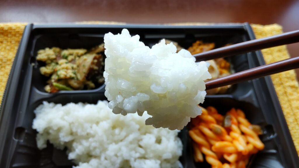 白飯をお箸でつかんだ画像