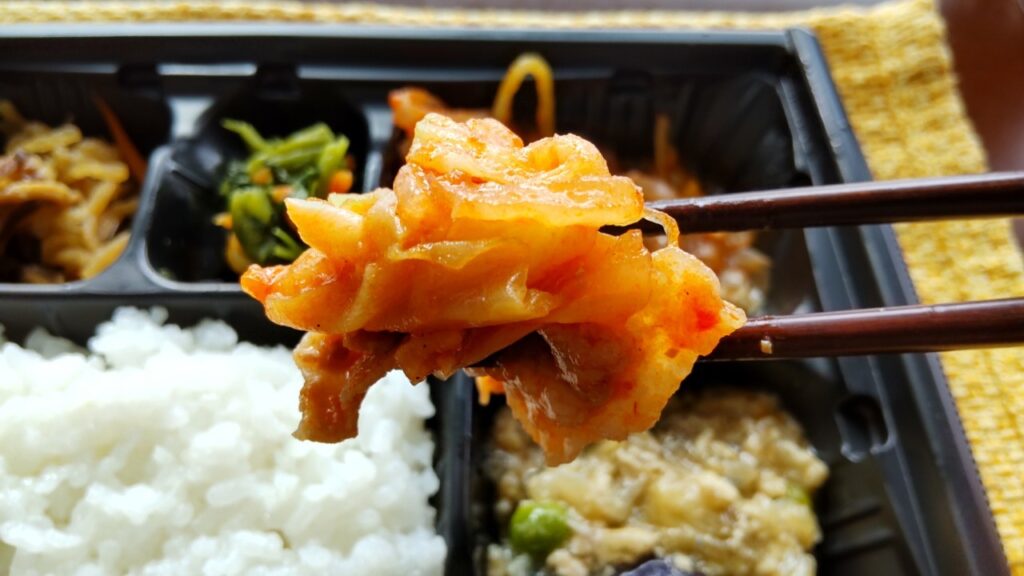 ワタミの宅食・まごころ小箱「牛肉と野菜のトマト煮」をお箸でつかんだ画像