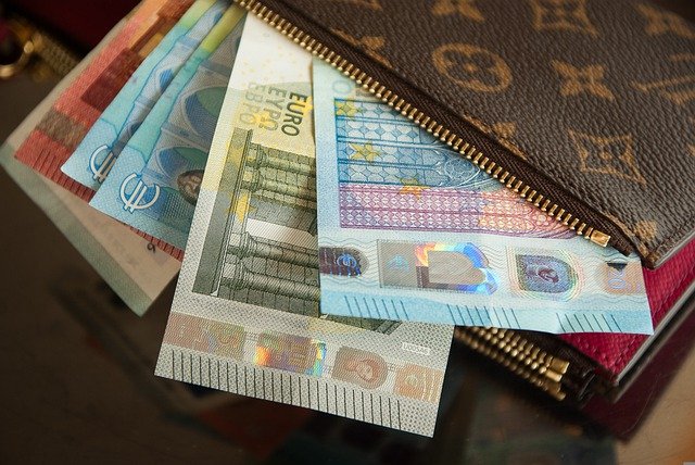 財布・割引券・お金の画像