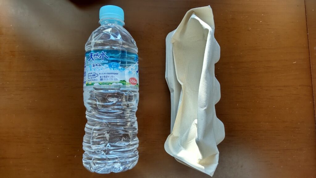 ナッシュの容器を畳んでペットボトルと比較した画像