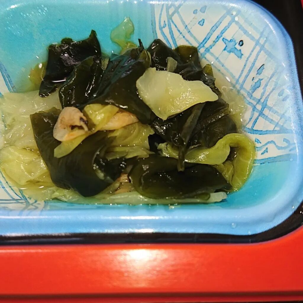 キャベツとワカメの和え物