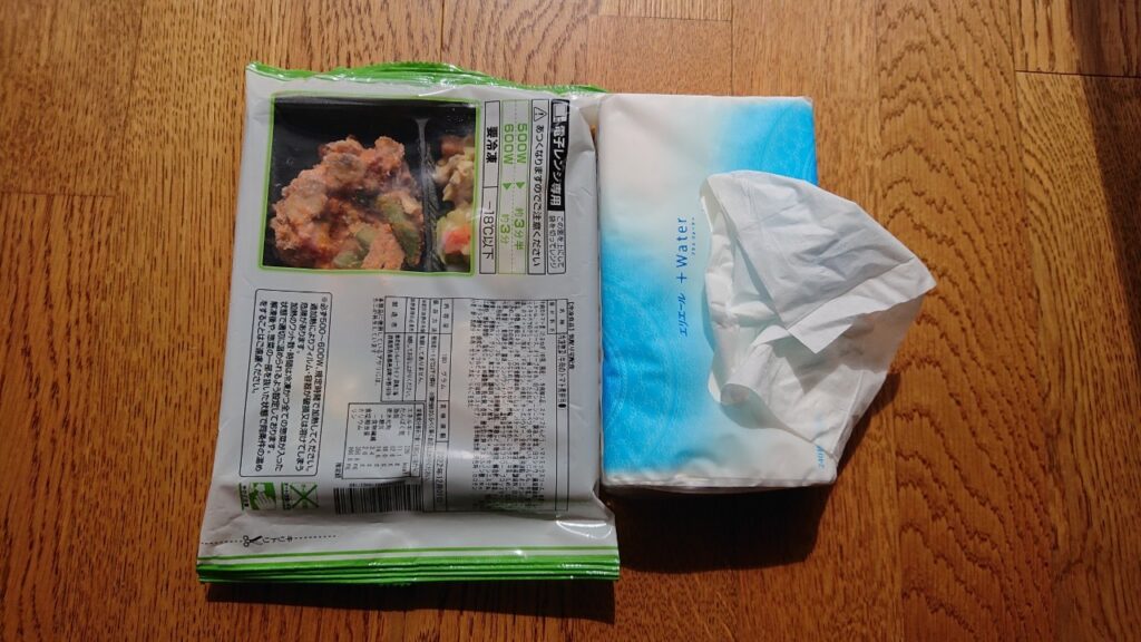 まごころケア食1食とティッシュを横に並べてサイズを比較
