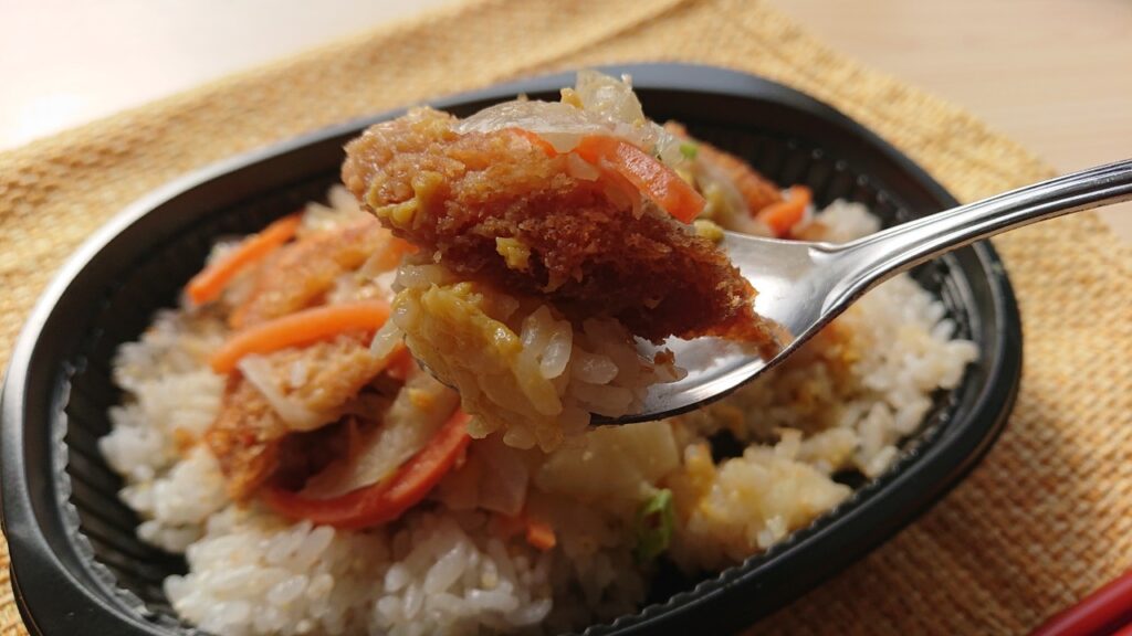 野菜たっぷりカラフルひれカツ丼をスプーンですくった様子
