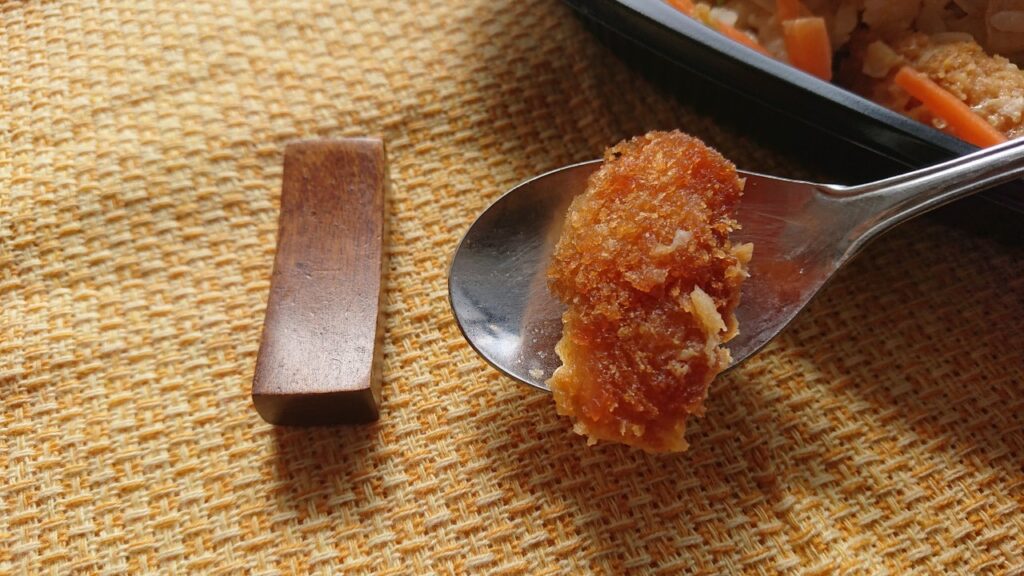 ひれカツ一切れと、箸置きを比較