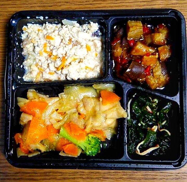 メインが蓮根と鶏肉の煮物(カレー風味)のお弁当