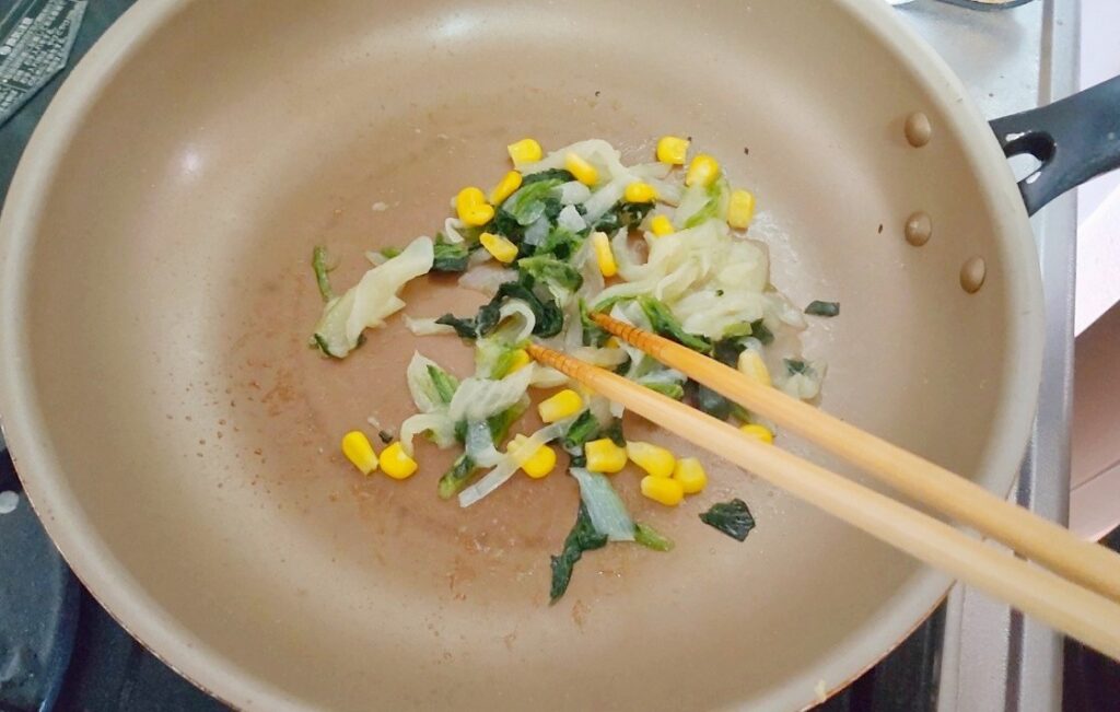 副菜をフライパンで炒める