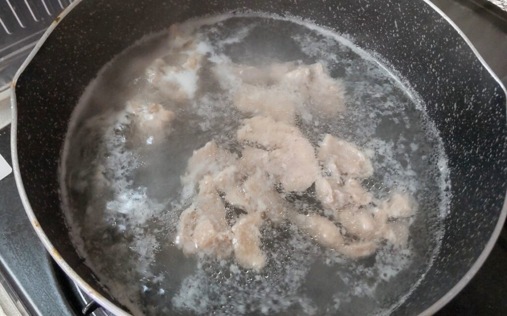 主菜に使う鶏肉をゆでる