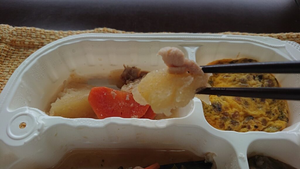 やわらか肉じゃがの食べるシーン