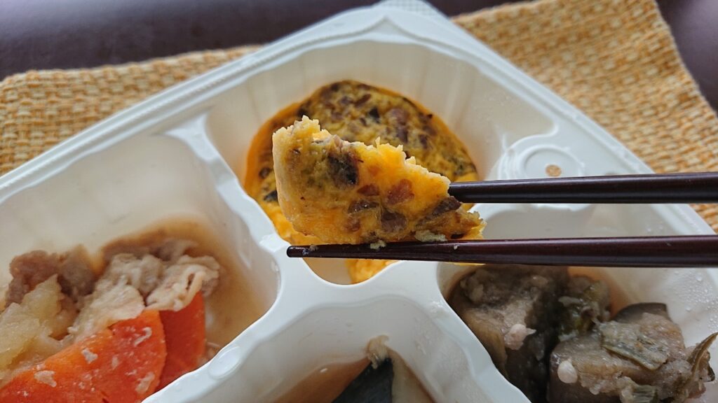 きのこ玉子焼きを食べるシーン