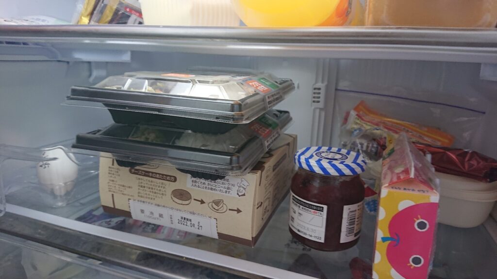 ワタミの宅食・まごころ小箱を冷蔵庫で冷やす画像