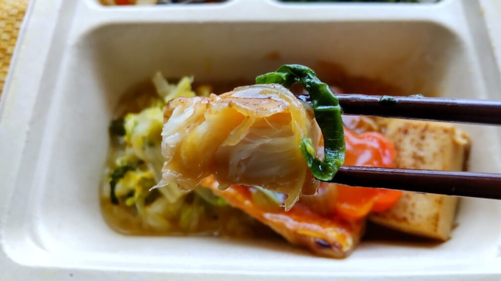 赤魚と豆腐の寄せ煮をお箸でつかんだ画像
