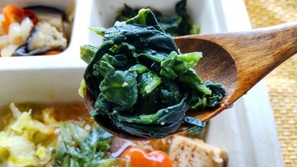 ほうれん草の胡麻和えをスプーンですくった画像
