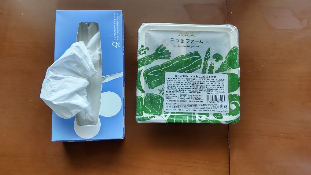 三ツ星ファームの容器サイズをティッシュと比較