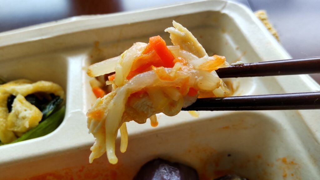 蒸し鶏ともやしの中華和えをお箸でつかんだ画像