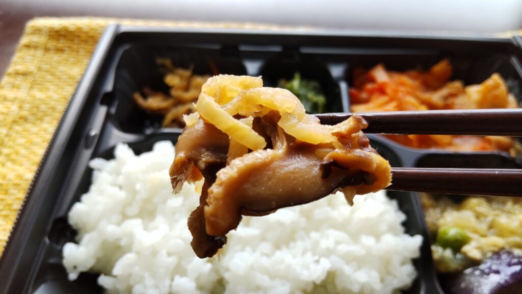 切干大根の煮物をお箸でつかんだ画像