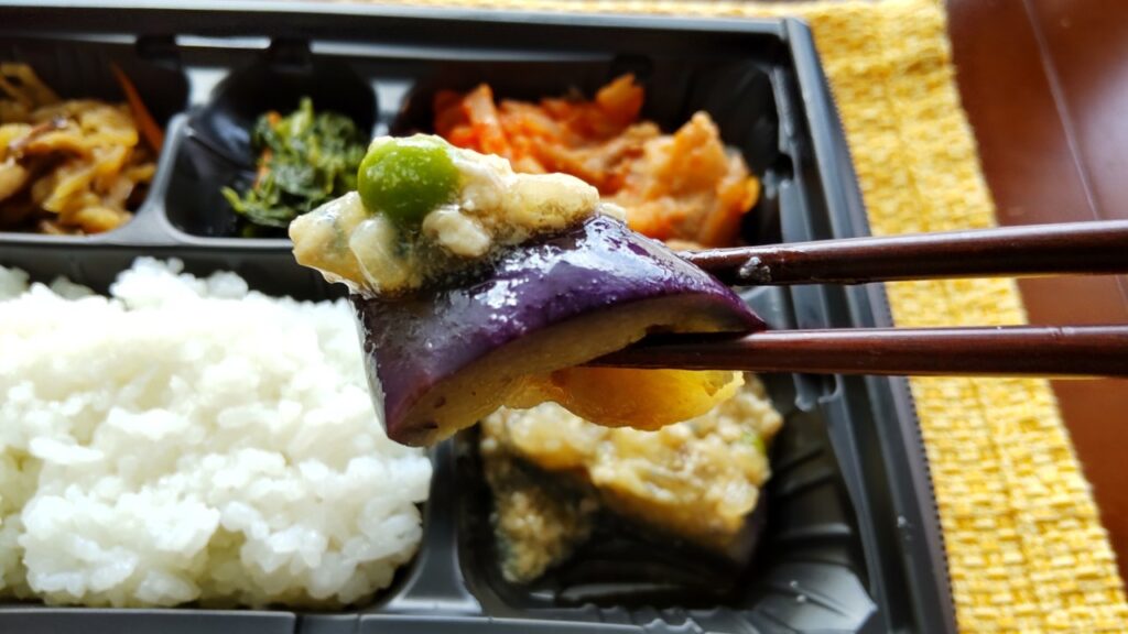 なすのそぼろあんをお箸でつかんだ画像
