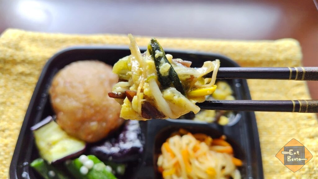 ワタミの宅食ダイレクト・チンゲン菜と玉子の炒め和えをお箸でつかんだ画像