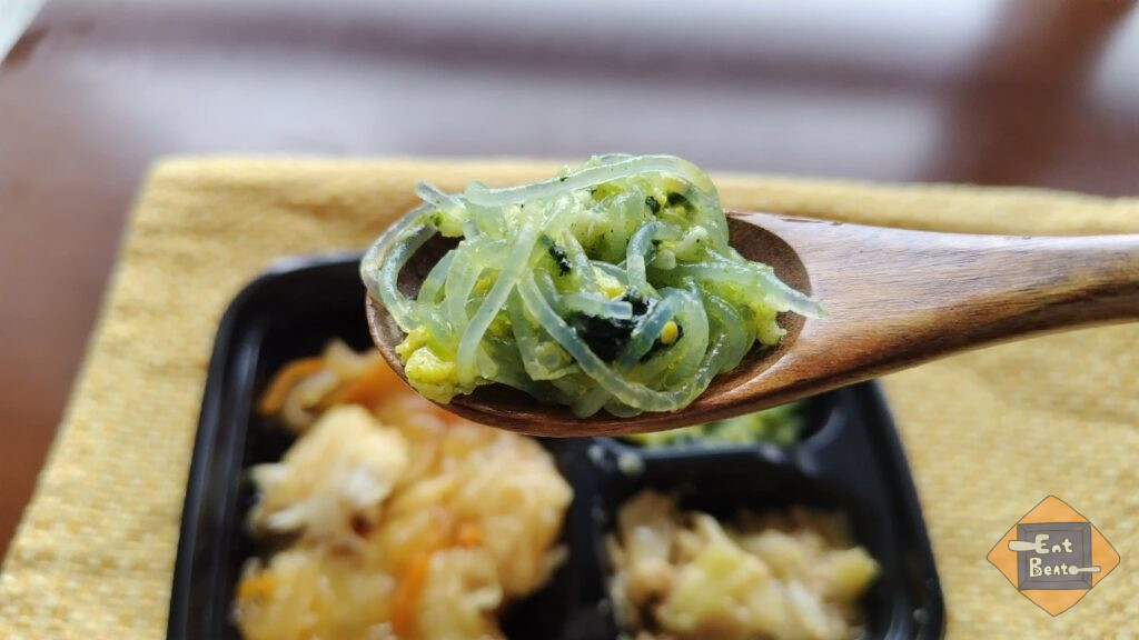 ワタミの宅食ダイレクト・春雨とチンゲン菜と玉子の炒め物をスプーンですくった画像